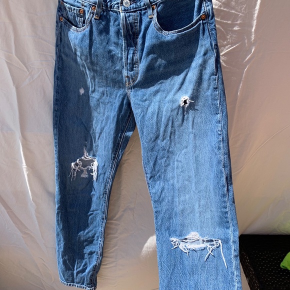 Distressed Levi's 501 - Picture 3 of 9